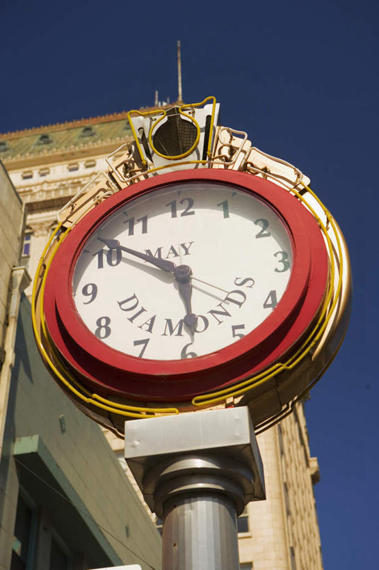 无人,家,竖图,室外,白天,仰视,度假,美景,城市风光,城市,时间,时钟,房屋,屋子,景观,娱乐,楼房,住宅,蓝色,蓝天,天空,挂钟,天,享受,休闲,表,景色,放松,晴朗,加利福尼亚,万里无云,钟,晴空,晴空万里,彩图,低角度拍摄,房子