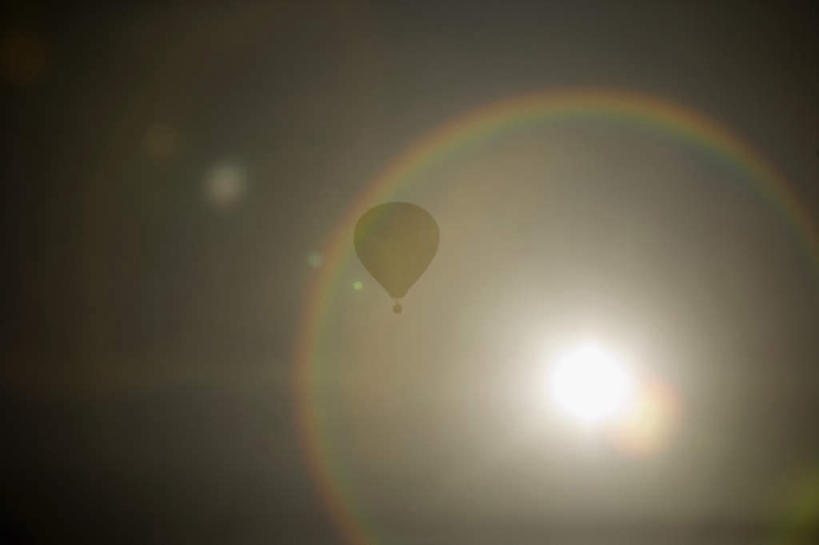 无人,横图,室外,白天,仰视,旅游,度假,太阳,阴影,飞行,光线,影子,交通,娱乐,航空,阳光,热气球,交通工具,享受,休闲,放松,运输,载具,彩图,低角度拍摄,眩光