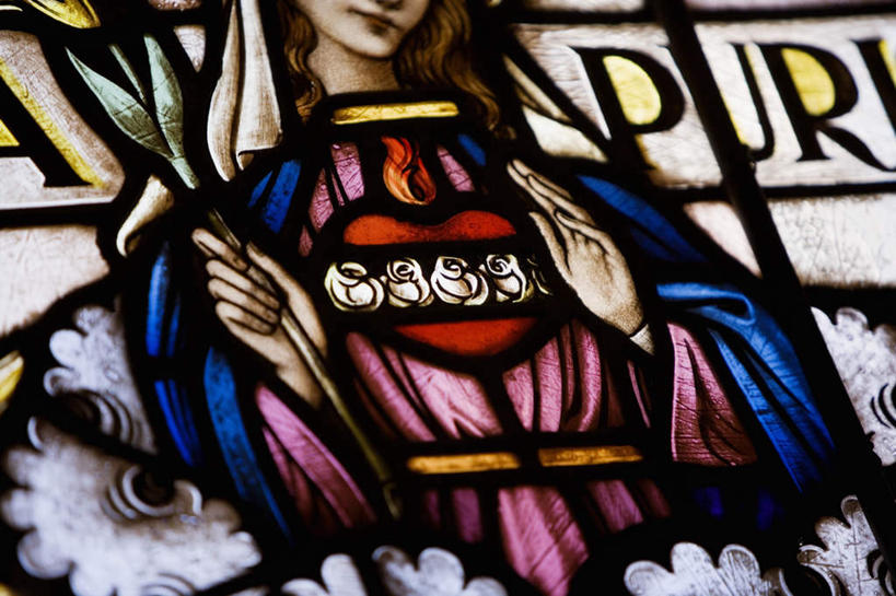 西方人,一个人,无人,站,笑,微笑,横图,室内,特写,白天,正面,民族服装,欧洲,欧洲人,仅一个年轻女性,仅一个女性,仅一个人,圣母,圣母玛利亚,握,英文,标志,文字,字符,字母,标识,站着,握着,英文字母,玛利亚,彩绘玻璃,彩色玻璃,教堂玻璃,艺术玻璃,圣女,年轻女性,女人,女性,白种人,站立,半身,彩图,传统服装,民俗服