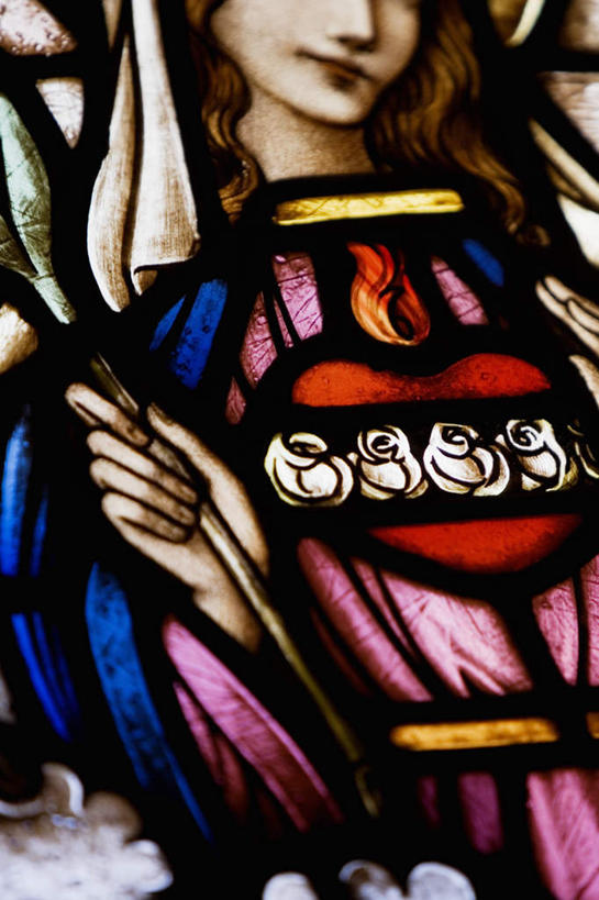 西方人,一个人,无人,站,笑,微笑,竖图,室内,特写,白天,正面,民族服装,欧洲,欧洲人,仅一个年轻女性,仅一个女性,仅一个人,圣母,圣母玛利亚,握,英文,标志,文字,字符,字母,标识,站着,握着,英文字母,玛利亚,彩绘玻璃,彩色玻璃,教堂玻璃,艺术玻璃,圣女,年轻女性,女人,女性,白种人,站立,半身,彩图,传统服装,民俗服