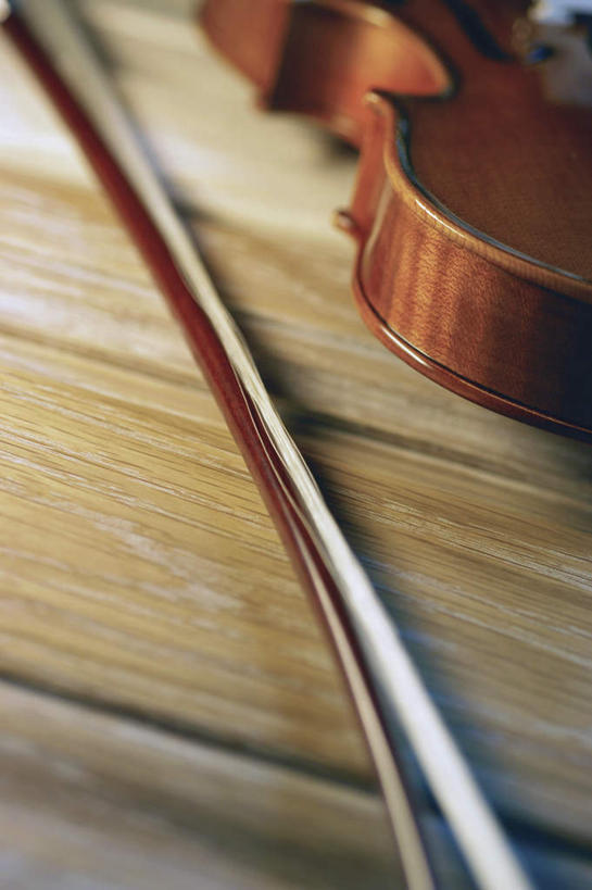 无人,竖图,俯视,室内,特写,白天,桌面,桌子,静物,阴影,朦胧,模糊,反射,木制,影子,乐器,弦乐器,小提琴,一个,木制品,摄影,影棚,单个,琴弓,琴弦,弓拉弦乐器,弓拉弦鸣乐器,彩图,高角度拍摄,影棚拍摄,拍摄