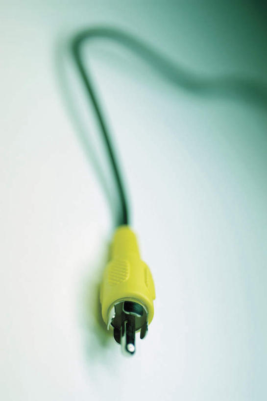 无人,竖图,俯视,室内,特写,白天,白色背景,通讯,数据,静物,一根,阴影,朦胧,模糊,反射,传输,影子,黄色,摄影,影棚,音频线,线缆,彩图,高角度拍摄,影棚拍摄,拍摄,音频连接线