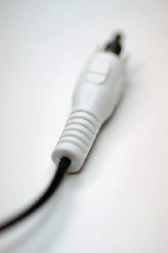 无人,竖图,俯视,室内,特写,白天,白色背景,通讯,数据,静物,一根,阴影,朦胧,模糊,反射,传输,影子,白色,摄影,影棚,音频线,线缆,彩图,高角度拍摄,影棚拍摄,拍摄,音频连接线