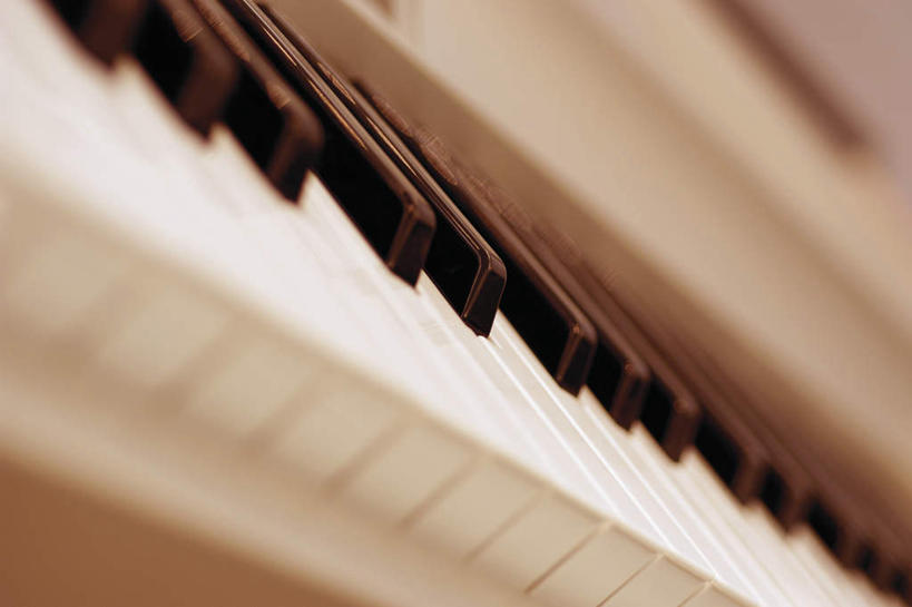 无人,横图,俯视,室内,特写,白天,键盘,静物,一排,阴影,朦胧,模糊,整齐,反射,影子,钢琴,乐器,排列,键盘乐器,队列,彩图,高角度拍摄