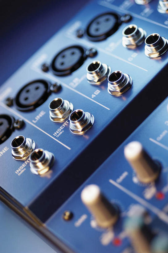 无人,竖图,俯视,室内,特写,白天,零件,电路,静物,一排,关闭,阴影,朦胧,模糊,整齐,反射,影子,加工,开关,排列,按钮,打开,放大,修饰,混合,播音,开启,队列,广播,调音台,分配,闭合,调音控制台,彩图,高角度拍摄