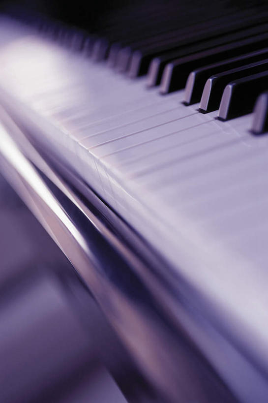 无人,竖图,俯视,室内,特写,白天,键盘,静物,一排,阴影,朦胧,模糊,整齐,反射,影子,钢琴,乐器,排列,键盘乐器,队列,彩图,高角度拍摄