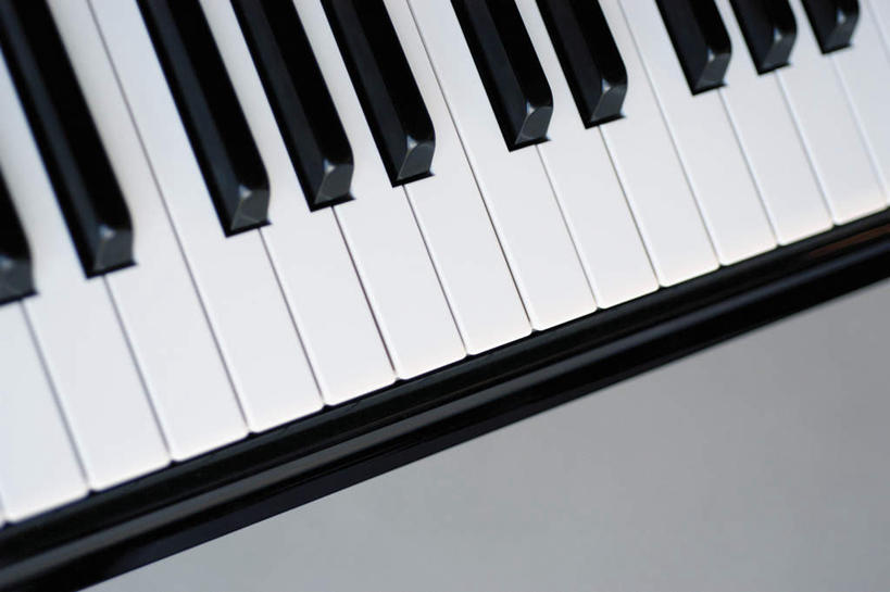 无人,横图,俯视,室内,特写,白天,键盘,静物,一排,阴影,朦胧,模糊,整齐,反射,影子,钢琴,乐器,排列,键盘乐器,队列,彩图,高角度拍摄