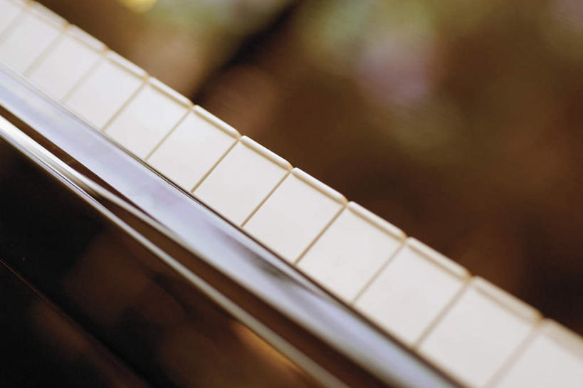 无人,横图,室内,特写,白天,正面,键盘,静物,一排,阴影,朦胧,模糊,整齐,反射,影子,钢琴,乐器,排列,键盘乐器,队列,彩图