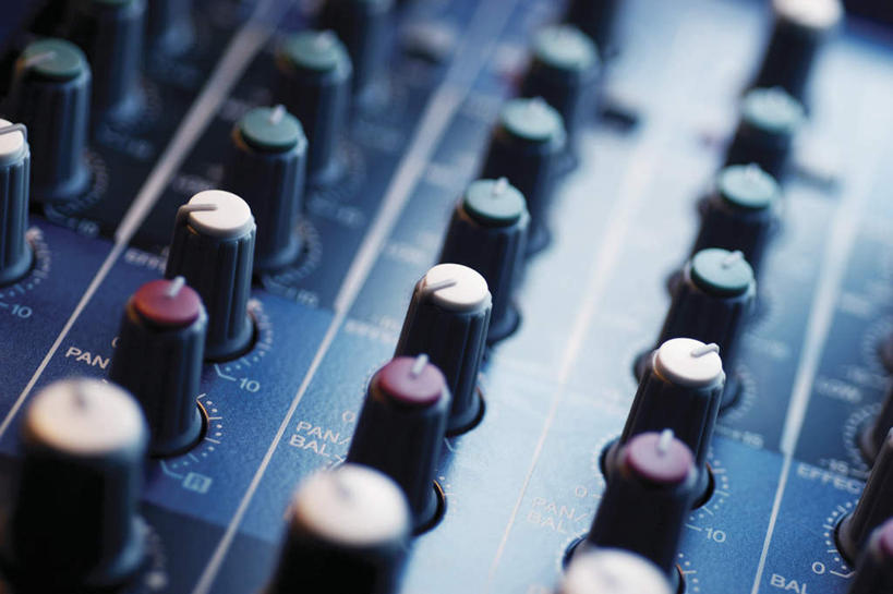 无人,横图,俯视,室内,特写,白天,零件,电路,静物,一排,关闭,阴影,朦胧,模糊,整齐,反射,影子,加工,开关,排列,按钮,打开,放大,修饰,混合,播音,开启,队列,广播,调音台,分配,闭合,调音控制台,彩图,高角度拍摄