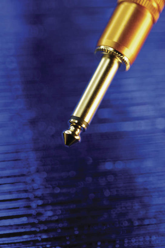 无人,竖图,俯视,室内,特写,白天,通讯,数据,静物,一根,阴影,蓝色背景,朦胧,模糊,反射,传输,影子,黄色,摄影,影棚,音频线,线缆,彩图,高角度拍摄,影棚拍摄,拍摄,音频连接线