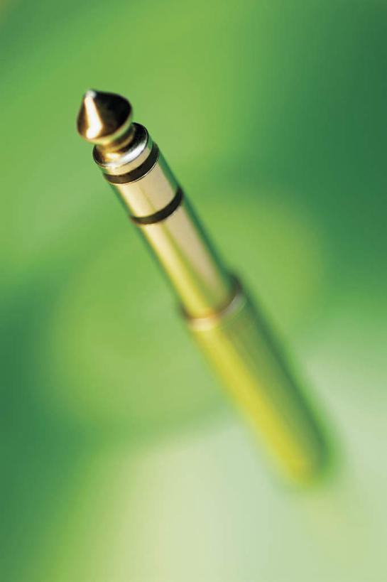 无人,竖图,俯视,室内,特写,白天,通讯,数据,静物,一根,阴影,朦胧,模糊,新鲜,反射,传输,影子,塑料,盒子,绿色,容器,塑料制品,青春,储藏,生命,储存,音频线,和平,安详,CD盒,光盘盒,线缆,冷色,彩图,高角度拍摄,单片光盘盒,透明光盘盒,音频连接线,贮存