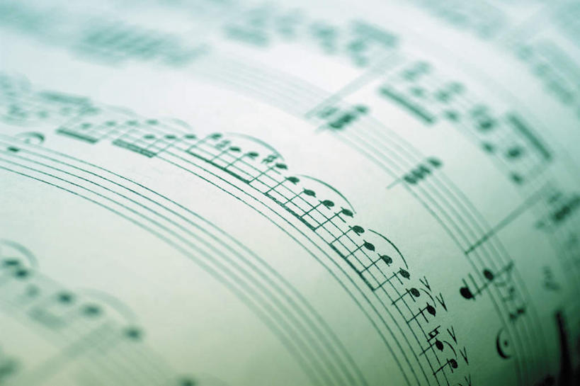 无人,横图,俯视,室内,特写,白天,静物,书籍,阴影,朦胧,模糊,反射,影子,乐谱,五线谱,音乐,节拍,音符,符头,符干,符尾,乐章,彩图,高角度拍摄