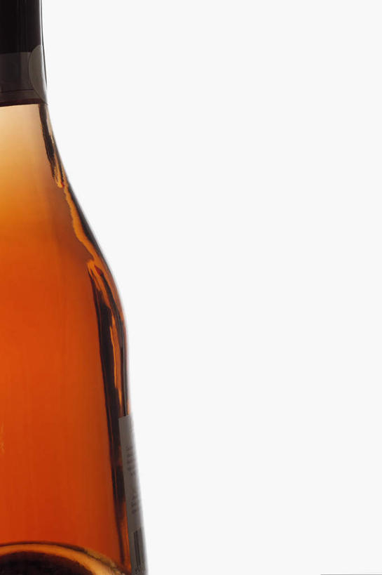 红酒,葡萄酒,无人,竖图,室内,特写,白天,白色背景,正面,阴影,反射,影子,酒类,红酒瓶,玻璃制品,酒,酒瓶,饮料,玻璃瓶,瓶子,摄影,影棚,一瓶,葡萄酒瓶,桃红葡萄酒,彩图,影棚拍摄,拍摄