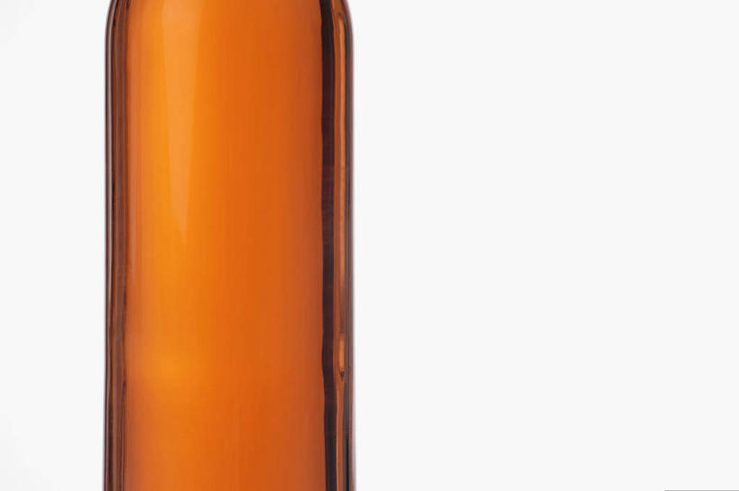 红酒,葡萄酒,无人,横图,室内,特写,白天,白色背景,正面,阴影,反射,影子,酒类,红酒瓶,玻璃制品,酒,酒瓶,饮料,玻璃瓶,瓶子,摄影,影棚,一瓶,葡萄酒瓶,桃红葡萄酒,彩图,影棚拍摄,拍摄