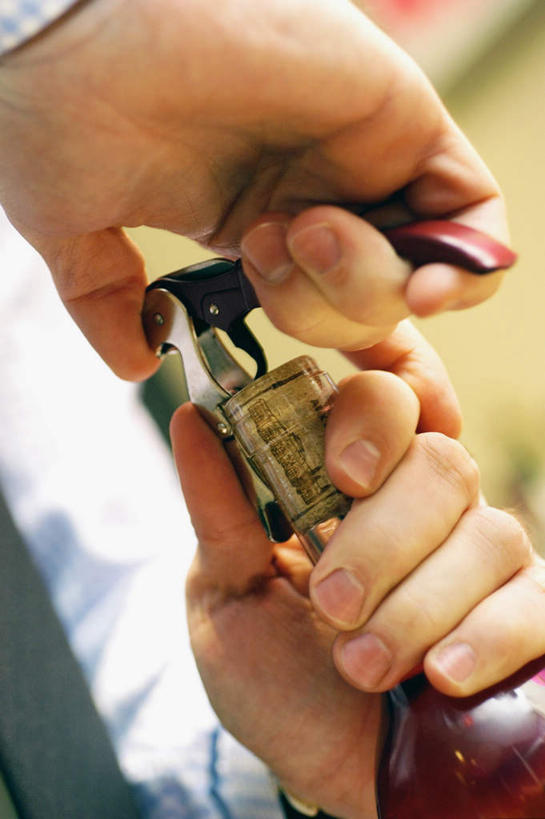 红酒,葡萄酒,西方人,手,一个人,站,竖图,室内,特写,白天,正面,欧洲,欧洲人,双手,仅一个男性,仅一个人,握,阴影,服装,朦胧,模糊,反射,开瓶器,影子,酒类,开瓶,拿,红酒瓶,拿着,休闲装,玻璃制品,酒,酒瓶,饮料,仅一个年轻男性,衣服,玻璃瓶,瓶子,站着,休闲,手部,休闲服,红葡萄酒,握着,服饰,开启,葡萄酒瓶,启瓶器,瓶启,啤酒开,啤酒开瓶器,啤酒瓶启,男人,男性,年轻男性,白种人,站立,半身,彩图,酒具