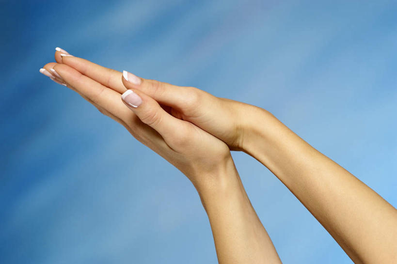 西方人,手,一个人,横图,室内,特写,白天,侧面,欧洲,欧洲人,双手,仅一个年轻女性,仅一个女性,仅一个人,蓝色背景,祝福,虔诚,祈祷,双手合十,手部,手语,摄影,影棚,感谢,合掌,合十礼,合掌礼,合十,莲华合掌,感恩,哑语,语言,交流,年轻女性,女人,女性,白种人,沟通,半身,彩图,影棚拍摄,拍摄