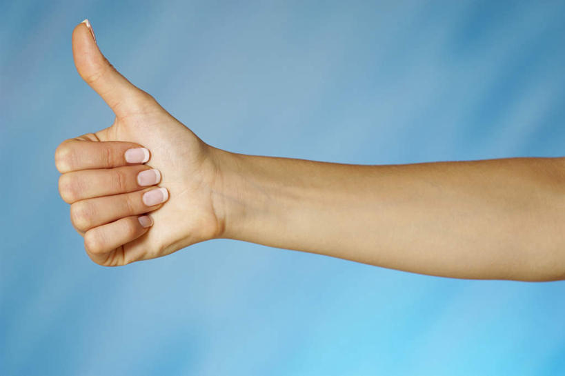 西方人,手,一个人,横图,室内,特写,白天,侧面,智慧,欧洲,欧洲人,仅一个年轻女性,仅一个女性,仅一个人,阴影,蓝色背景,突出,反射,影子,称赞,表扬,手势,手部,竖,手语,摄影,影棚,翘,单手,高,夸奖,优秀,好,妙,顺利,出色,超群,杰出,卓越,奇妙,哑语,语言,聪明,交流,年轻女性,女人,女性,白种人,大拇指,沟通,半身,彩图,影棚拍摄,拍摄