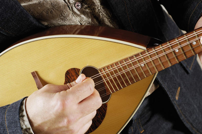 西方人,手,一个人,音乐家,站,横图,室内,特写,白天,正面,欧洲,欧洲人,仅一个男性,仅一个人,握,阴影,服装,反射,影子,乐器,弦乐器,弹奏,拿,拿着,休闲装,仅一个年轻男性,一个,衣服,站着,休闲,手部,休闲服,握着,服饰,单个,单手,弹拨弦鸣乐器,班卓琴,男人,男性,年轻男性,白种人,乐师,演奏家,音乐工作者,站立,半身,彩图,弹拨弦乐器