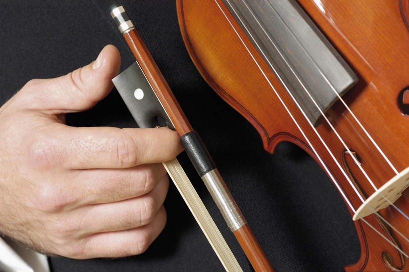 西方人,手,一个人,音乐家,站,横图,室内,特写,白天,正面,西装,欧洲,欧洲人,仅一个男性,仅一个人,阴影,套装,正装,反射,影子,乐器,弦乐器,小提琴,拎,职业装,仅一个年轻男性,一个,站着,手部,单个,单手,琴弓,弓拉弦乐器,弓拉弦鸣乐器,男人,男性,年轻男性,白种人,乐师,演奏家,音乐工作者,站立,半身,彩图,拎着