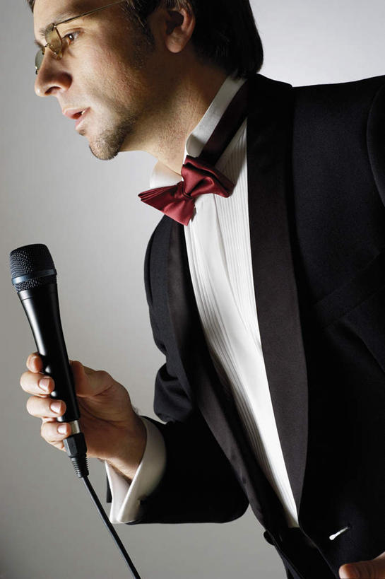 西方人,一个人,歌唱家,站,闭眼,竖图,室内,白天,侧面,西装,欧洲,欧洲人,仅一个男性,仅一个人,握,阴影,灰色背景,套装,正装,反射,领结,影子,拿,拿着,职业装,仅一个年轻男性,话筒,站着,握着,唱歌,摄影,影棚,麦克风,象征,庄重,扩音器,身份,演唱,传声器,歌唱,正式,地位,微音器,男人,男性,年轻男性,白种人,歌手,闭眼睛,闭着眼,闭着眼睛,站立,半身,彩图,影棚拍摄,拍摄