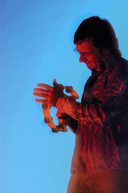 西方人,一个人,音乐家,站,举,闭眼,竖图,室内,白天,侧面,欧洲,欧洲人,仅一个男性,仅一个人,握,阴影,蓝色背景,服装,朦胧,模糊,反射,影子,乐器,铃鼓,音乐,拿,拿着,休闲装,仅一个年轻男性,一个,衣服,托,站着,休闲,休闲服,握着,摄影,服饰,影棚,单个,打击乐器,手鼓,男人,男性,年轻男性,白种人,乐师,演奏家,音乐工作者,闭眼睛,闭着眼,闭着眼睛,举起,举手,举着,向上举,向上伸,向上托,站立,半身,彩图,影棚拍摄,拍摄