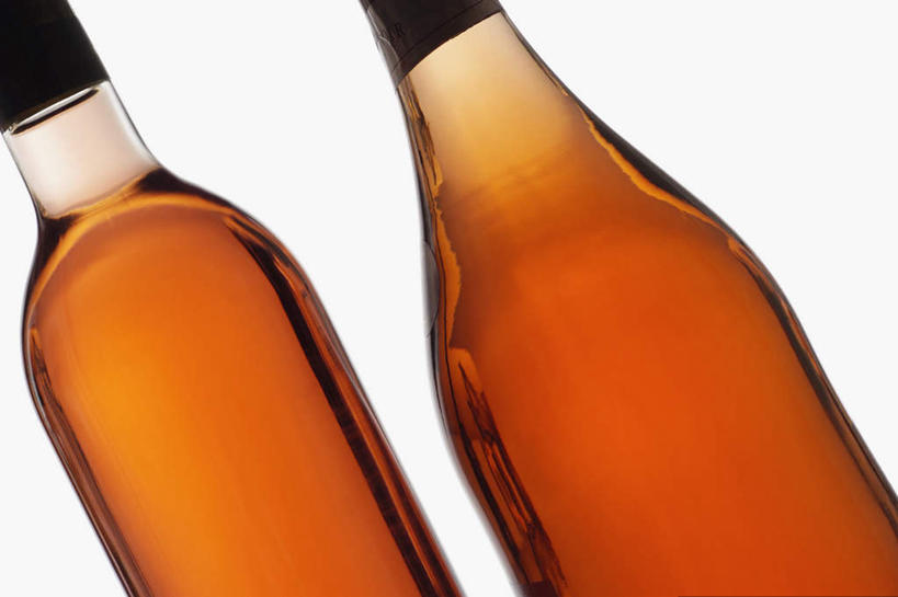 红酒,葡萄酒,无人,横图,室内,特写,白天,白色背景,正面,两瓶,阴影,反射,影子,酒类,红酒瓶,玻璃制品,酒,酒瓶,饮料,玻璃瓶,瓶子,红葡萄酒,摄影,影棚,葡萄酒瓶,彩图,影棚拍摄,拍摄