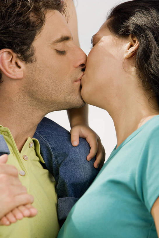 西方人,儿童,脸,头,脸颊,手,腿部,脚,脚趾,脚趾甲,腿,三个人,家庭,夫妻,母亲,父亲,儿子,站,坐,闭眼,吻,竖图,室内,特写,白天,白色背景,侧面,爱情,纯洁,欧洲,欧洲人,阴影,服装,裤子,反射,影子,浪漫,牛仔裤,休闲装,光脚,肩膀,小孩,骑,衣服,扛,站着,休闲,温暖,温馨,父子,母子,三口之家,一家人,赤脚,手部,休闲服,恩爱,父爱,可爱,母爱,童年,童趣,恋人,摄影,服饰,影棚,单手,和睦,童真,烂漫,无邪,扛在肩上,骑在肩上,天真,男孩,男人,男性,年轻男性,年轻女性,女人,女性,白种人,孩子,年轻人,头部,脚指甲,脸部,脸蛋,面部,夫妇,情侣,闭眼睛,闭着眼,闭着眼睛,接吻,亲,亲吻,亲嘴,站立,坐着,半身,彩图,影棚拍摄,拍摄,伴侣,融洽,男生