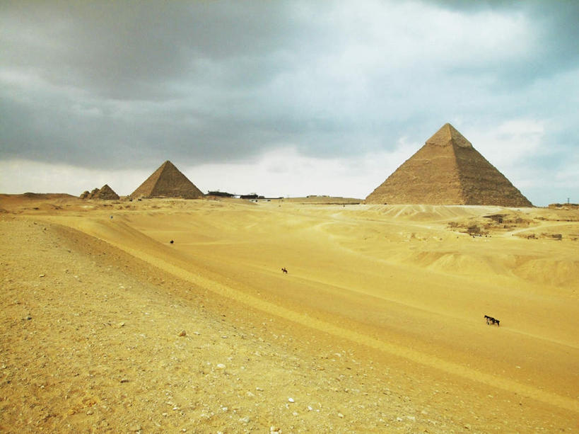 无人,横图,室外,白天,正面,旅游,度假,名胜古迹,沙漠,地标,非洲,埃及,阴影,遗迹,光线,影子,云,云朵,云彩,古迹,历史,文物,娱乐,古建筑,蓝色,白云,蓝天,天空,阳光,天,享受,休闲,旅游胜地,金字塔,放松,晴朗,陵墓,古埃及,古文明,北非,吉萨,吉萨金字塔,胡夫金字塔,海夫拉金字塔,门卡乌拉金字塔,古代七大奇迹,阿拉伯埃及共和国,金字塔之国,棉花之国,古夫王金字塔,卡拉夫王金字塔,孟卡拉王金字塔,方锥形,阿非利加洲,大漠,砂漠,晴空,彩图,标志性建筑