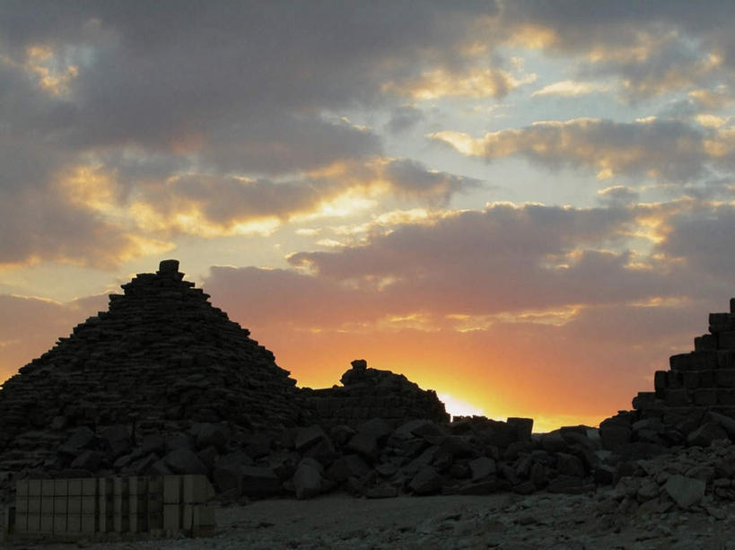 无人,横图,室外,白天,仰视,旅游,度假,石头,名胜古迹,日落,太阳,地标,阴影,遗迹,光线,三角形,石子,影子,晚霞,霞光,云,云朵,落日,背光,云彩,古迹,历史,文物,娱乐,古建筑,蓝色,白云,蓝天,天空,阳光,黄昏,天,享受,休闲,旅游胜地,彩霞,金字塔,放松,晴朗,陵墓,逆光,古文明,古代七大奇迹,方锥形,夕照,石块,岩石,晴空,夕阳,彩图,低角度拍摄,斜阳,标志性建筑