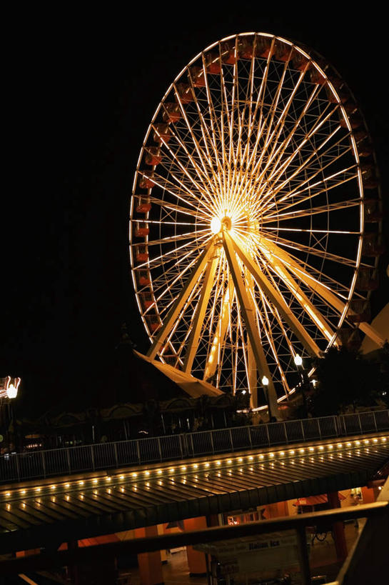 无人,游乐园,码头,竖图,室外,夜晚,仰视,旅游,度假,游戏,标志建筑,城市,地标,港口,建筑,游乐场,美国,阴影,光线,影子,摩天轮,灯光,玩,娱乐,建设,享受,休闲,旅游胜地,放松,游乐设施,活动,北美,北美洲,发泄,消遣,智力,美洲,伊利诺斯州,芝加哥,世界屠猪城,巨肩之城,劳动之城,伊利诺伊,伊利诺伊州,伊利诺州,费里斯大转轮,芝加哥市,芝城,林肯之地,北亚美利加洲,亚美利加洲,宣泄,乐园,海军码头,海军军港,海军港,游艺设施,玩耍,嬉戏,彩图,低角度拍摄,摆渡口,埠头,渡口,渡头,港湾,海港,货运码头,口岸,商港