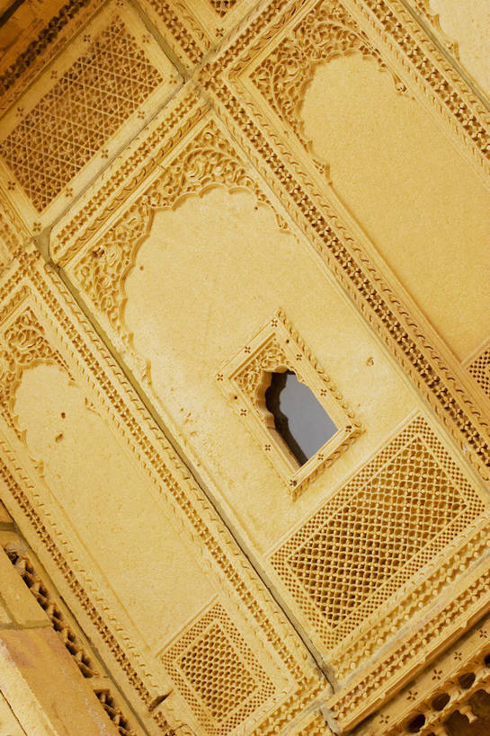 无人,家,栏杆,竖图,室外,白天,仰视,度假,美景,窗户,城市风光,城市,工艺美术品,印度,亚洲,阴影,艺术,装饰,光线,影子,房屋,墙,屋子,景观,围栏,艺术品,娱乐,护栏,楼房,玻璃窗,墙壁,墙面,住宅,阳光,工艺品,享受,休闲,景色,放松,工艺,华丽,修饰,美术,点缀,南亚,拉贾斯坦邦,拉贾斯坦,印度共和国,贾沙梅尔,衬托,美观,雅致,雅观,彩图,低角度拍摄,房子