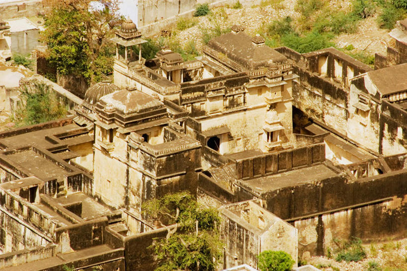 无人,家,横图,俯视,航拍,室外,白天,旅游,度假,名胜古迹,植物,标志建筑,地标,建筑,印度,亚洲,阴影,遗迹,光线,瓦片,影子,房屋,屋顶,屋子,顶棚,瓦,古迹,文物,娱乐,建设,古建筑,楼房,住宅,树,树木,绿色,阳光,自然,享受,休闲,旅游胜地,放松,建造,生长,成长,鸟瞰,南亚,古文明,屋瓦,拉贾斯坦邦,拉贾斯坦,印度共和国,贾沙梅尔,彩图,高角度拍摄,房子