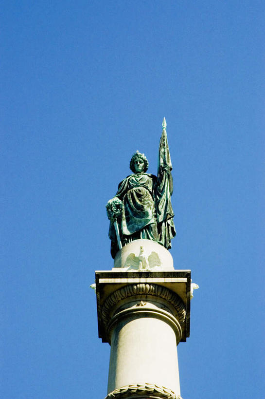 西方人,一个人,无人,站,竖图,室外,白天,仰视,竞争,雕塑,欧洲,美国,欧洲人,仅一个男性,仅一个人,士兵,对抗,握,阴影,艺术,装饰,高大,冲突,光线,雕刻,雕像,影子,塔,宏伟,注视,破坏,仅一个年轻男性,蓝色,蓝天,天空,阳光,工艺品,天,观察,看,站着,武器,战争,握着,晴朗,观看,纪念,美术,损坏,察看,北美,北美洲,攻击,威胁,对立,关注,矛盾,兵器,主题,美洲,防御,陈列,波士顿,万里无云,马萨诸塞州,麻州,麻省,首府,马萨诸塞,麻塞诸塞,老殖民地,海湾之州,波士顿公园,美国雅典,豆豆城,宇宙的中心,山上的城,超验城,功能,美学,敌对,挫败,斗争,抗拒,抗衡,北亚美利加洲,亚美利加洲,杀伤,威慑,兵士,袍子,高峻,嵬峨,大众公园,危险,男人,男性,年轻男性,白种人,晴空,晴空万里,站立,彩图,低角度拍摄,全身