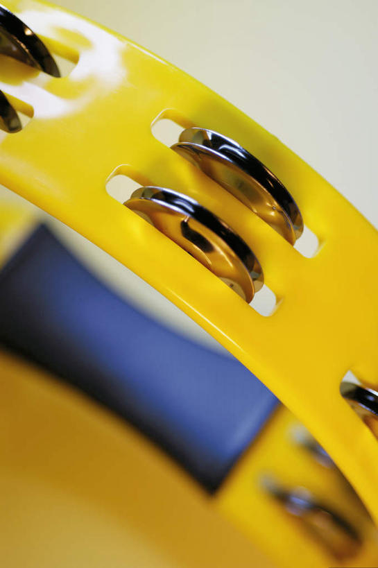 无人,竖图,俯视,室内,特写,白天,白色背景,静物,阴影,朦胧,模糊,反射,影子,乐器,铃鼓,音乐,一个,黄色,摄影,影棚,单个,打击乐器,手鼓,彩图,高角度拍摄,影棚拍摄,拍摄