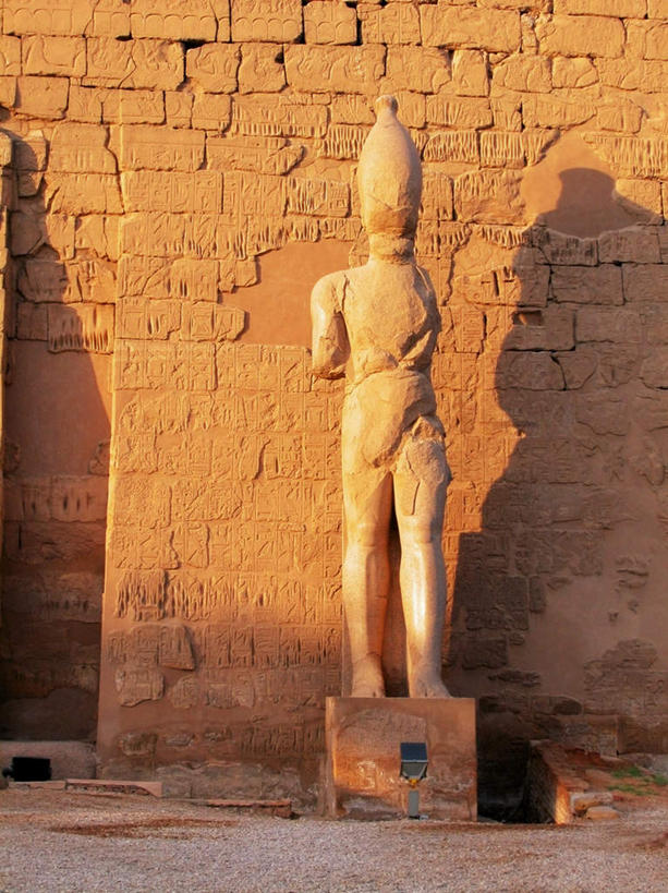 无人,站,竖图,室外,白天,正面,旅游,度假,石头,名胜古迹,地标,雕塑,非洲,埃及,阴影,遗迹,艺术,装饰,光线,雕刻,雕像,石子,影子,墙,神庙,古迹,历史,文物,娱乐,古建筑,石雕,墙壁,墙面,阳光,工艺品,站着,享受,休闲,旅游胜地,放松,纪念,美术,神殿,古埃及,主题,陈列,古文明,北非,卢克索神庙,路克索神殿,鲁克索神殿,古代七大奇迹,阿拉伯埃及共和国,金字塔之国,棉花之国,功能,美学,阿非利加洲,石块,岩石,站立,彩图,全身,标志性建筑