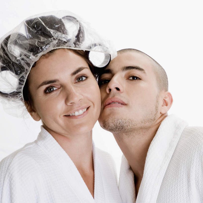 西方人,脸,头,脸颊,两个人,站,笑,微笑,露齿笑,方图,室内,特写,白天,白色背景,正面,浴袍,爱情,帽子,欧洲,欧洲人,阴影,反射,影子,浴帽,浪漫,注视,肩膀,白色,观察,看,靠,靠着,站着,四个,温暖,温馨,恩爱,恋人,摄影,影棚,观看,卷发棒,卷发器,和睦,察看,关注,烫发器,一顶,防水帽,沐浴帽,洗浴帽,洗澡帽,塑料卷发棒,男人,男性,年轻男性,年轻女性,女人,女性,白种人,头部,脸部,脸蛋,面部,情侣,站立,半身,彩图,影棚拍摄,汤帷子,浴衣,拍摄,伴侣,融洽