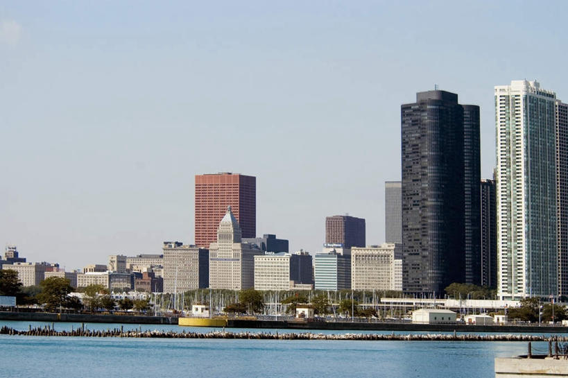 无人,高楼大厦,码头,横图,室外,白天,正面,度假,办公楼,海浪,海洋,美景,植物,城市风光,城市,大厦,港口,建筑,轮船,摩天大楼,写字楼,船,美国,阴影,光线,影子,景观,浪花,娱乐,树,树木,蓝色,绿色,蓝天,天空,阳光,自然,海水,楼宇,交通工具,天,享受,休闲,商务楼,景色,放松,生长,晴朗,成长,北美,北美洲,载具,美洲,海景,伊利诺斯州,芝加哥,万里无云,世界屠猪城,巨肩之城,劳动之城,伊利诺伊,伊利诺伊州,伊利诺州,芝加哥市,芝城,林肯之地,北亚美利加洲,亚美利加洲,海军码头,海军军港,海军港,大海,风浪,海,海水的波动,近岸浪,涌浪,晴空,晴空万里,彩图,摆渡口,埠头,大楼,渡口,渡头,港湾,高层建筑,高楼,海港,货运码头,口岸,摩天楼,商港