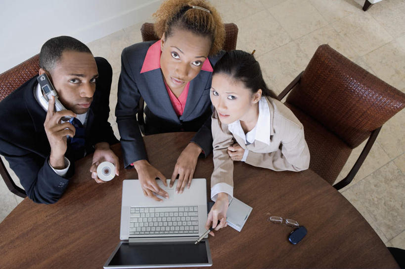 东方人,西方人,三个人,同事,商务人士,商务男性,商务女性,坐,打电话,横图,俯视,室内,白天,衬衫,成功,合作,团队,集体,信心,计算器,电脑,笔记本电脑,桌面,桌子,电话,手机,欧洲,非洲,黑人,欧洲人,亚洲,握,阴影,套装,反射,计算,科学,网络,木制,影子,办公用品,领带,注视,黄种人,通讯设备,队伍,木制品,观察,看,握着,理财,财务,观看,一台,察看,无线,领导,象征,庄重,成就,关注,数学,通信设备,商务装,身份,无线网络,合伙,领袖,无线上网,便携式电脑,工薪阶层,一部,正式,地位,镇纸,压尺,镇尺,纸镇,交流,手提电脑,男人,男性,年轻男性,年轻女性,女人,女性,白种人,非洲人,亚洲人,白领,上班族,沟通,抬头,通话,仰头,坐着,半身,彩图,高角度拍摄,衬衣