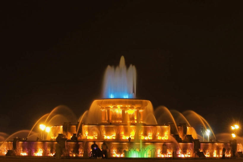 公园,横图,室外,夜晚,正面,旅游,度假,水,标志建筑,城市,地标,建筑,路灯,喷泉,夜景,照明,美国,阴影,飞溅,溅,光线,液体,影子,景观,水滴,灯光,文化,娱乐,建设,灯,水珠,品味,享受,休闲,旅游胜地,放松,照亮,北美,北美洲,照明设备,喷洒,美洲,水景,伊利诺斯州,芝加哥,格兰特公园,世界屠猪城,巨肩之城,劳动之城,伊利诺伊,伊利诺伊州,伊利诺州,白金汉喷泉,芝加哥市,芝城,林肯之地,北亚美利加洲,亚美利加洲,美观,设计,半身,彩图