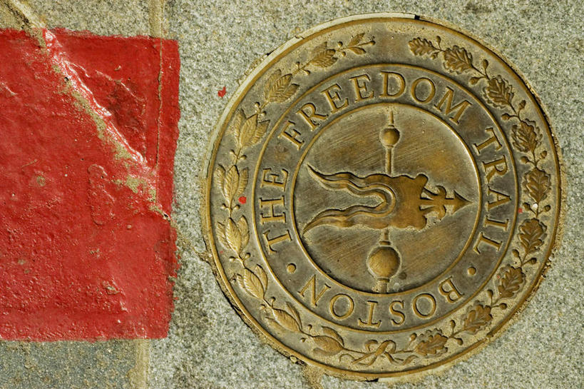 无人,横图,室外,特写,白天,正面,静物,装饰,英文,标志,雕刻,文字,字符,字母,标识,一个,单个,英文字母,华丽,修饰,点缀,徽章,警徽,衬托,美观,雅致,雅观,雕镂,雕琢,镌刻,彩图