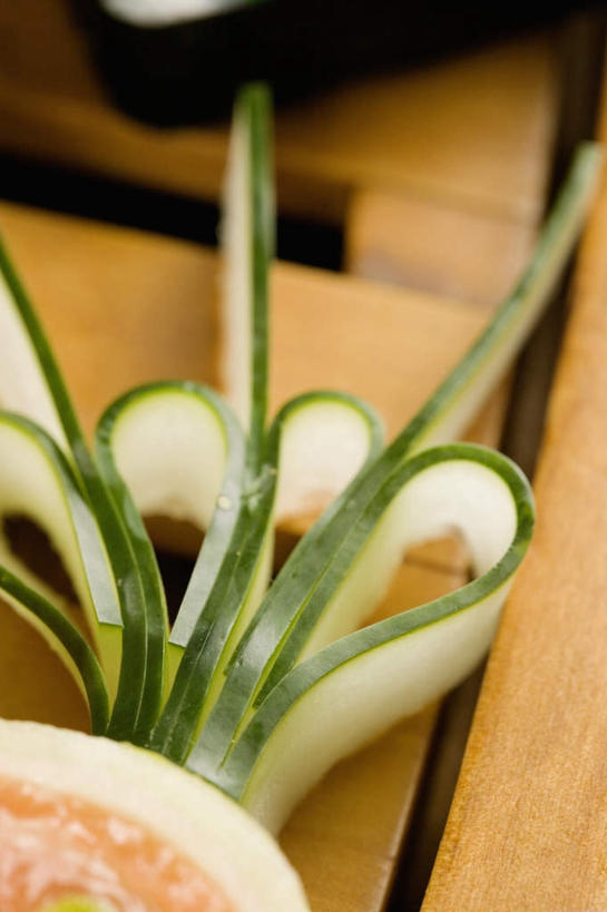 无人,竖图,俯视,室内,特写,白天,餐桌,桌子,蔬菜,切开,阴影,朦胧,模糊,新鲜,反射,影子,生食,蔬菜沙拉,沙拉,食品,色拉,沙律,冬瓜,食物,切,有机食品,绿色食品,餐台,色拉酱,千岛酱,剖面,切面,彩图,高角度拍摄