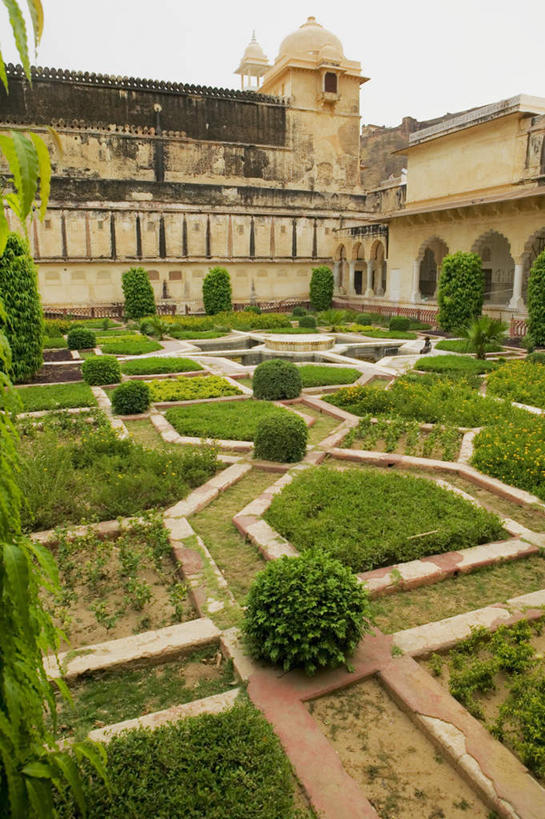 无人,家,竖图,俯视,室外,白天,旅游,度假,名胜古迹,植物,标志建筑,道路,地标,建筑,路,印度,亚洲,环保,遗迹,房屋,屋子,公寓,小路,防护,交通,古迹,文物,娱乐,建设,古建筑,洋房,楼房,住宅,树,树木,绿色,自然,享受,休闲,旅游胜地,放松,生长,成长,美好,美妙,南亚,间隔,古文明,首府,拉贾斯坦邦,拉贾斯坦,印度共和国,琥珀堡,美观,雅观,红粉之城,斋普尔,绿篱,生篱,树篱,植篱,彩图,高角度拍摄,房子