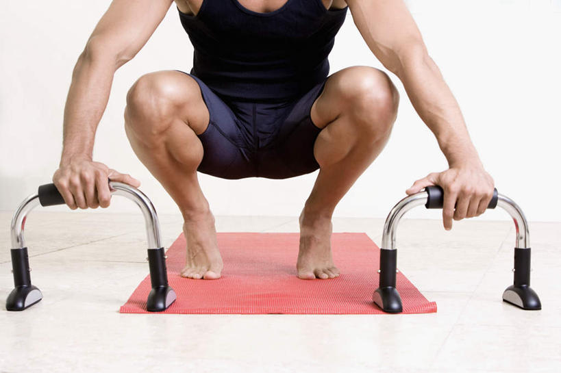 西方人,一个人,健身房,蹲,横图,室内,白天,正面,锻炼,运动,欧洲,欧洲人,仅一个男性,仅一个人,仅一个中年男性,撑,服装,背心,毯子,衣服,黑色,瑜伽垫,垫子,服饰,撑着,衣着,穿着,瑜伽毯,衣饰,体育,男人,男性,中年男性,白种人,蹲着,半身,彩图,健身,健身馆