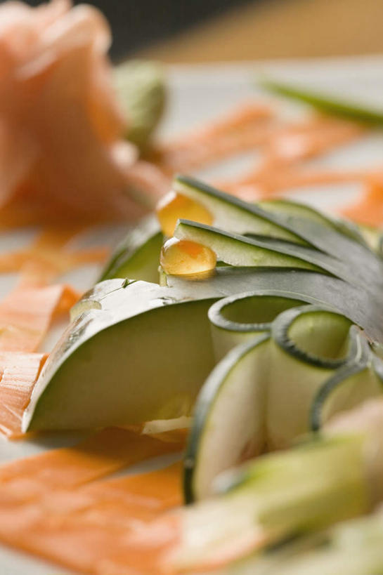 无人,竖图,俯视,室内,特写,白天,餐桌,桌子,萝卜,胡萝卜,蔬菜,餐具,切开,阴影,朦胧,模糊,新鲜,反射,碟子,盘,影子,生食,蔬菜沙拉,沙拉,食品,色拉,沙律,冬瓜,食物,一个,盘子,碟,切,有机食品,绿色食品,单个,餐台,色拉酱,千岛酱,剖面,切面,红萝卜,甘荀,彩图,高角度拍摄