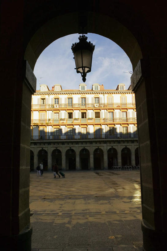 西方人,两个人,站,竖图,室内,白天,正面,旅游,度假,门,标志建筑,城市,地标,建筑,照明,欧洲,美国,欧洲人,行人,游客,游人,阴影,服装,光线,壁灯,影子,云,云朵,拱门,灯光,云彩,注视,休闲装,娱乐,建设,路人,旅客,灯,衣服,蓝色,白云,蓝天,天空,阳光,灯具,门框,天,观察,看,站着,享受,休闲,休闲服,旅游胜地,放松,服饰,晴朗,观看,照亮,察看,北美,北美洲,照明设备,关注,美洲,北亚美利加洲,亚美利加洲,密苏里,密苏里州,索证之州,圣路易斯,圣卢易斯,圣路易士,盖特威拱门,萨尔南拱门,圣路易弧形拱门,圣路易斯拱门,西进之门,过客,男人,男性,年轻男性,年轻女性,女人,女性,白种人,晴空,站立,彩图,全身