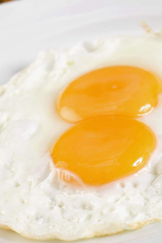 无人,竖图,俯视,室内,特写,白天,餐具,形状,圆形,碟子,盘,蛋,蛋黄,荷包蛋,鸡蛋,煎蛋,两个,一个,黄色,盘子,碟,单个,卵,形态,外形,煎鸡蛋,彩图,高角度拍摄