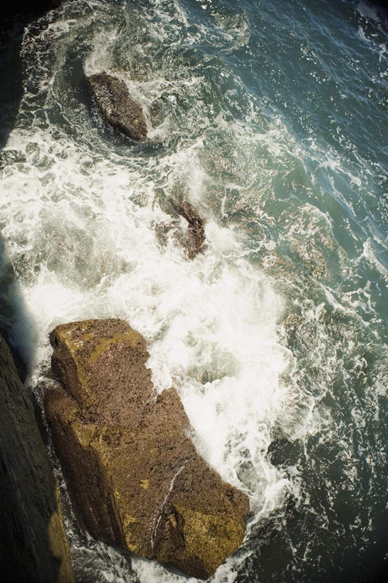 无人,竖图,俯视,室外,白天,旅游,度假,海浪,海洋,石头,美景,美国,飞溅,溅,石子,液体,海面,景观,浪花,水滴,娱乐,水珠,自然,海水,享受,休闲,景色,放松,涨潮,碰撞,北美,北美洲,喷洒,加利福尼亚,自然风光,美洲,海景,海潮,加州,沉积岩,圣地亚哥,加利福尼亚州,金州,黄金州,圣地牙哥,圣迭戈,北亚美利加洲,亚美利加洲,潮水,潮汐,落潮,水成岩,大海,风浪,海,海水的波动,近岸浪,石块,岩石,涌浪,彩图,高角度拍摄