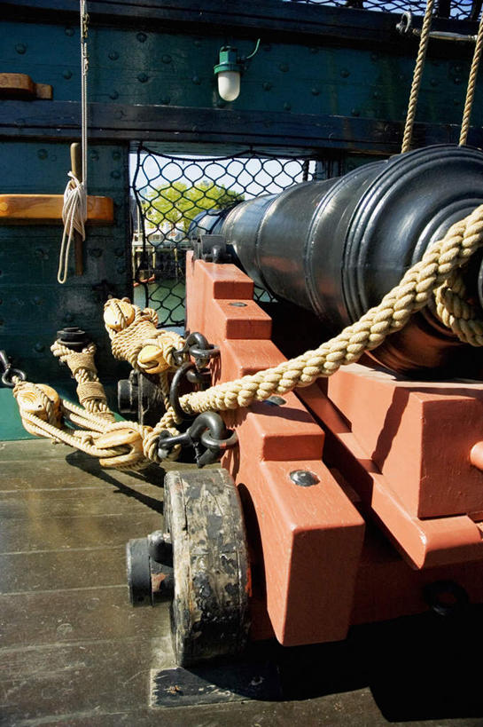 无人,码头,竖图,室外,白天,正面,竞争,港口,美国,对抗,冲突,柱子,破坏,大炮,炮,武器,战争,损坏,北美,北美洲,攻击,威胁,对立,矛盾,兵器,美洲,缆绳,防御,波士顿,马萨诸塞州,麻州,麻省,系船柱,缆绳桩,缆绳柱,系缆桩,首府,马萨诸塞,麻塞诸塞,老殖民地,海湾之州,美国雅典,豆豆城,宇宙的中心,山上的城,超验城,敌对,挫败,斗争,抗拒,抗衡,北亚美利加洲,亚美利加洲,杀伤,威慑,危险,彩图,摆渡口,埠头,渡口,渡头,港湾,海港,货运码头,口岸,商港