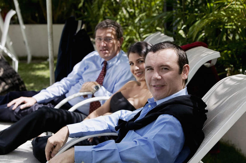 西方人,三个人,同事,商务人士,商务男性,商务女性,坐,笑,微笑,露齿笑,横图,室外,白天,侧面,衬衫,成功,合作,团队,集体,信心,草地,草坪,植物,椅子,欧洲,欧洲人,一排,阴影,套装,服装,朦胧,模糊,整齐,光线,眼镜,影子,躺椅,领带,扭头,注视,队伍,草,树,树木,排列,衣服,绿色,阳光,自然,抹胸,观察,看,转头,服饰,生长,成长,观看,老花镜,沙滩椅,察看,领导,象征,衣着,庄重,成就,穿着,队列,关注,商务装,身份,合伙,领袖,工薪阶层,正式,地位,衣饰,远视眼镜,男人,男性,年轻女性,女人,女性,中年男性,白种人,白领,上班族,坐着,半身,彩图,衬衣