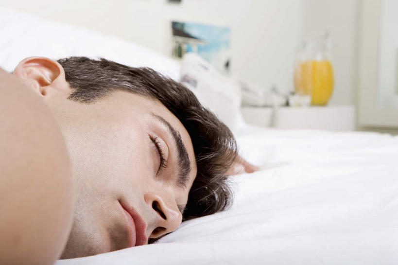 果汁,西方人,脸,头,脸颊,一个人,闭眼,睡,横图,室内,特写,白天,侧面,床,卧室,桌面,桌子,柑橘,杯子,欧洲,欧洲人,仅一个男性,仅一个人,仅一个中年男性,木制,橙汁,床单,饮品,被子,玻璃制品,饮料,木制品,水杯,趴着,单人床,被单,可口,适口,男人,男性,中年男性,白种人,头部,脸部,脸蛋,面部,玻璃杯,橘子,桔子,橙子,橙,闭眼睛,闭着眼,闭着眼睛,困,困觉,趴,寝息,睡觉,半身,彩图,睡房,卧房